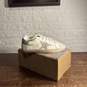 Golden Goose Superstar sneakers vit/silver - Golden Goose Superstar sneakers i storlek 38!