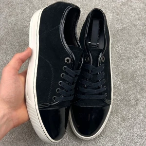 Lanvin cap toe svart - Lanvin cap toe svart | Skick 9/10 | Strl: 40 | Pris: 2199 kr | Tillbehör: Inget | Hör av dig om du undrar något!