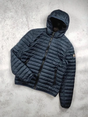 Colmar jacka - Hej säljer min ass feta Colmar jacka, jackan är i nyskick! den är i storlek 46 som är som en S, jackan är i 90% dun så den är riktigt varm. Passa på🙌