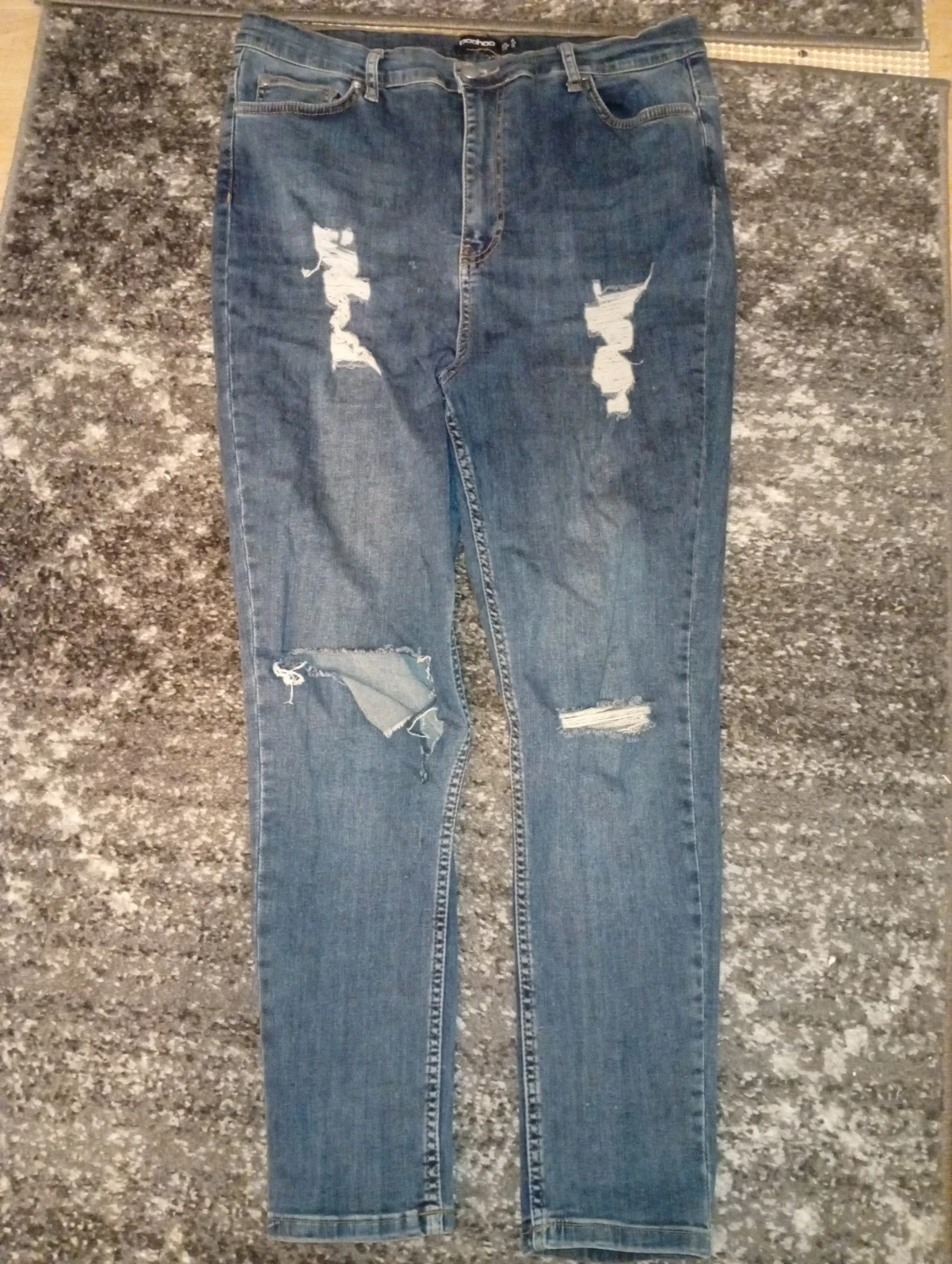 Blå ripped jeans från Boohoo, strl 44