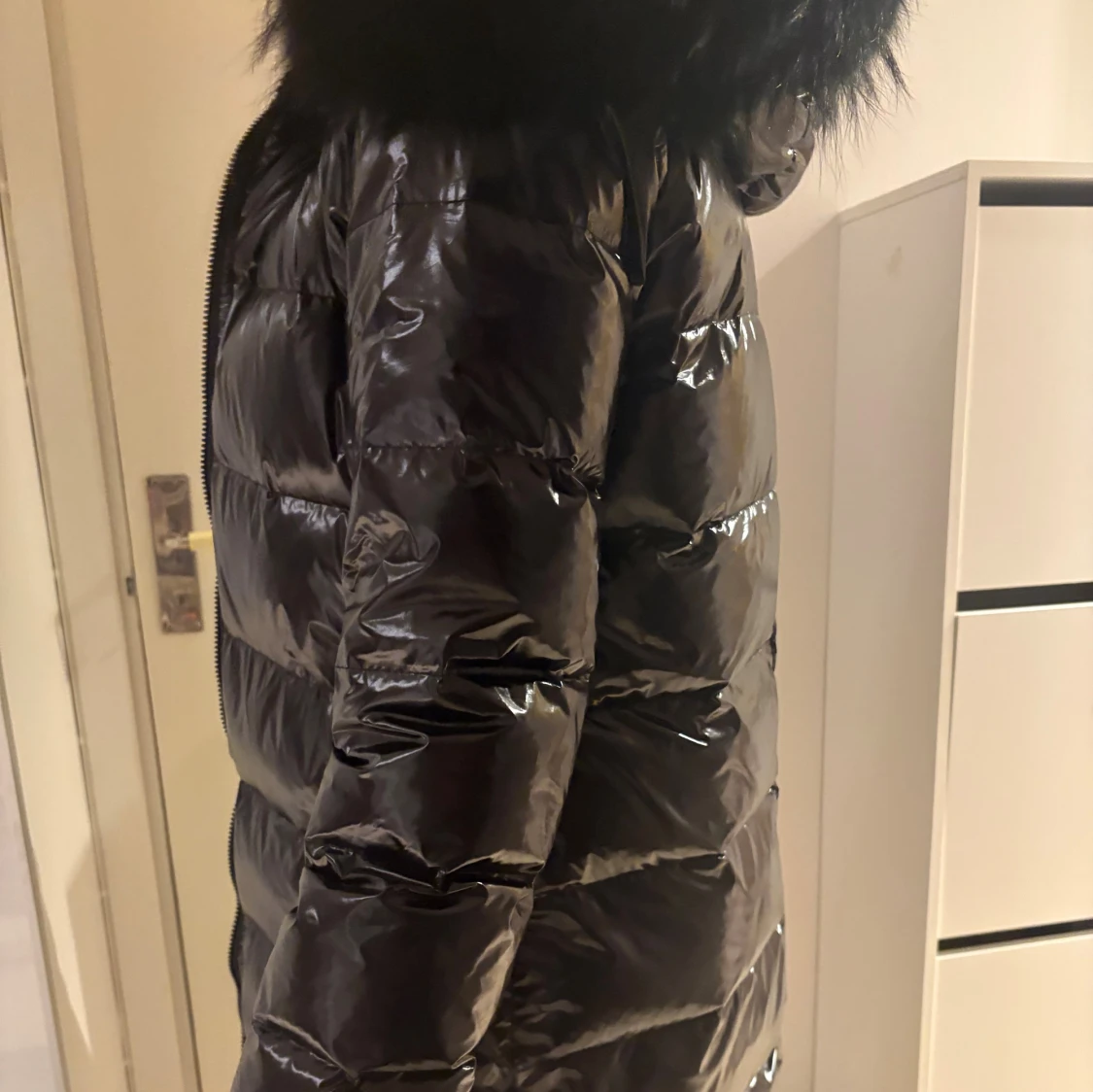 Svart lång pufferjacka med päls - 1