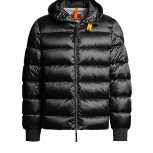Svart dunjacka från Parajumpers - Snygg svart dunjacka från Parajumpers med glansig finish, huva och ikonisk gul detalj vid halsen. Jackan har ribbade muddar, dragkedja framtill och klassisk patch på ärmen. Perfekt för kalla dagar när du vill hålla stilen. Nypris 7100 kr 