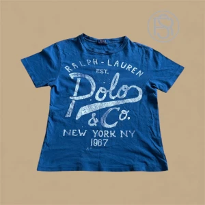 Ralph Lauren T-shirt  - Säljer nu denna feta vintage t-shirten från märket Ralph Lauren. Väldigt bra skick med ett coolt tryck fram och den passar XS. Hör av er vid frågor !