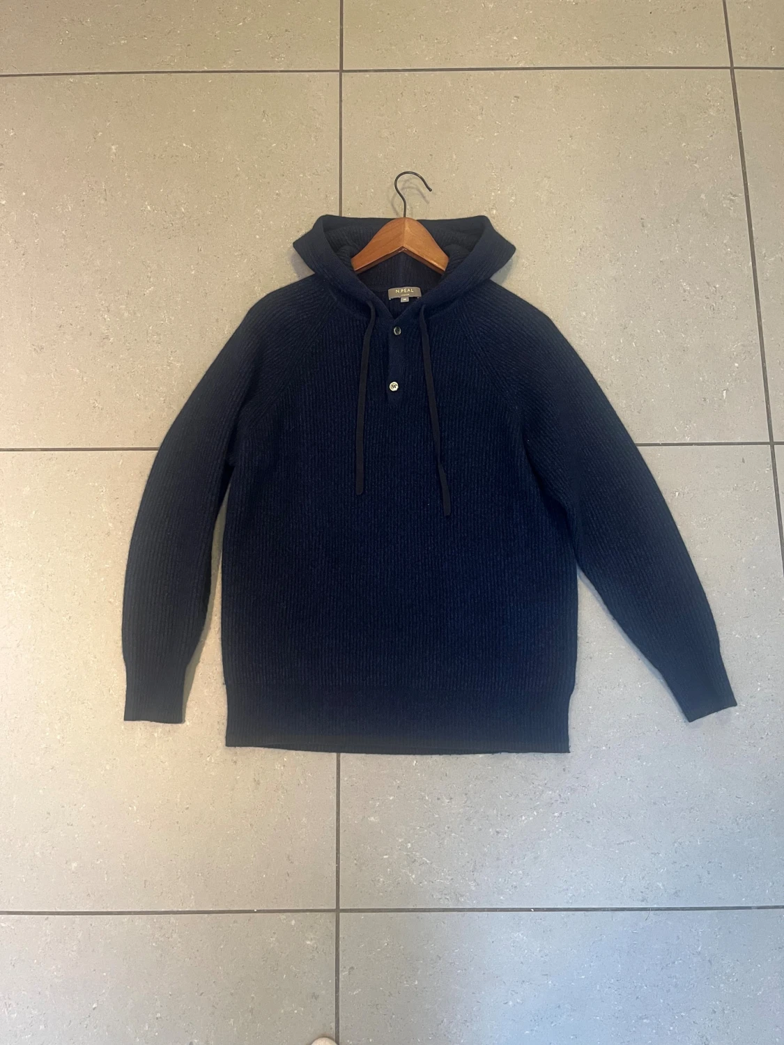 Mörkblå hoodie i kashmir från N.Peal