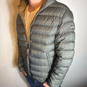 Colmar dunjacka - En väldigt snygg dunjacka med luva från colmar i fint skick, perfekt för vintern! Passar M. Hör av er vid frågor!