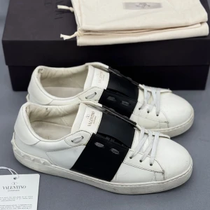 Valentino Open | 41 - Valentino Open sneakers | Bra skick | Endast skorna ingår | INGA BYTEN | Fraktar spårbart eller möts upp i Täby 