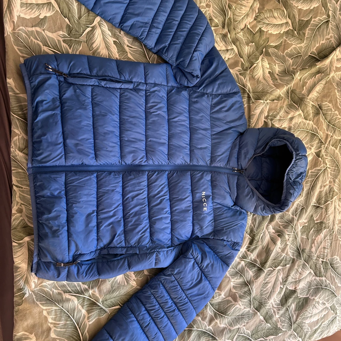 Blå pufferjacka från Nicce med huva - 1