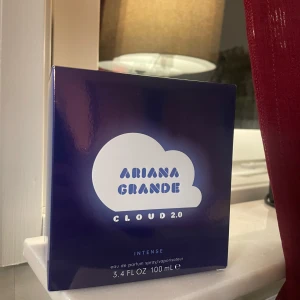 Ariana Grande Cloud 2.0  - Ariana Grande Cloud 2.0 Intense parfym. Flaskan är 100 ml och helt ny. Testad en enstaka gång.