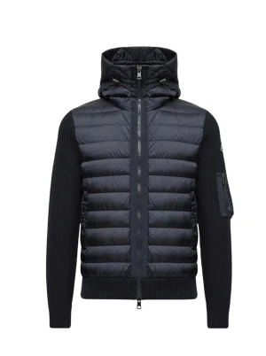 Moncler pufferjacka med huva  - Snygg pufferjacka från Moncler med huva och ribbstickade ärmar. Finns i svart och mörkgrönt, med quiltad front och dragkedja hela vägen. Jackan har en ficka med dragkedja på ärmen och stilren design som passar till streetwear. Alla tre färger finns 