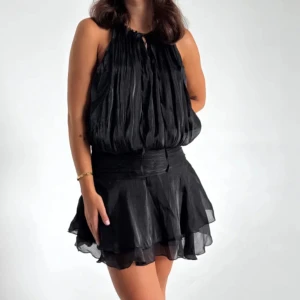 Svart klänning - Supersnygg svart klännin, köpte på vinted men har aldrig kommit till användning. Från bysofiesoenderby💕