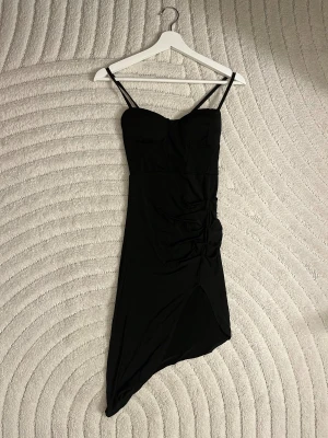 Svart klänning  - Säljer då den inte kommer till användning.