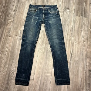  A.P.C. Selvedge jeans - Riktigt snygga apc selvedge jeans i strl 28. De sitter dock som strl 30 på mig som är 177. Högra fickan är sönder inuti, vilket är enkelt att sy. Riktigt snygga tvättningar. Fickan är sönder men det är enkelt att sy själv. Hör av dig vid frågor