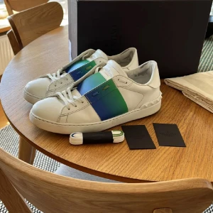 Valentino Garavani Open sneakers vit/blå/grön - Tja, säljer nu ett par valentinos i topp skick kommer med allt og först till kvarn