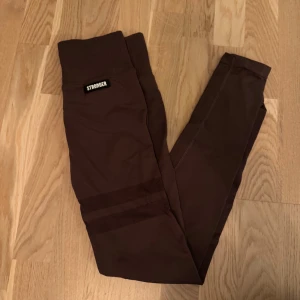 Träningstights från Stronger - Aldrig använda, fin mörklila/brun färg. :)