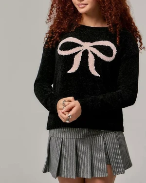 Svart stickad tröja med rosa rosett - Svart stickad tröja från Daisy Street med en stor ljusrosa rosett framtill. Tröjan har rund hals, långa ärmar och mjuk, mysig känsla. Orginalpris ca 500kr ALDRIG ANVÄND. 