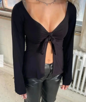 front tie topp från gina - svart front tie topp från gina i storlek S.