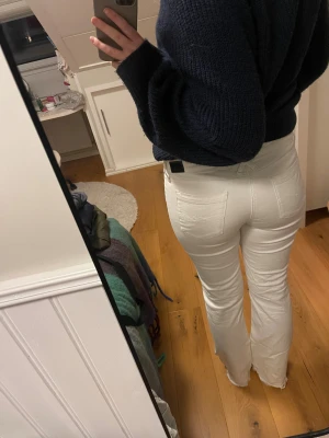 Vita bootcut jeans från Tommy Hilfiger - Säljer ett par vita jeans från Tommy Hilfiger med bootcut passform och låg midja. Storlek 32/34! Bra för alla långa girls😍Bra längd på mig som är 176 cm lång.