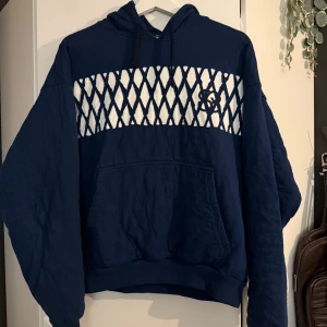 Hoodie  - Hoodie från märket Stefan Cooke! Riktig snygg och speciell design och grym kvalité. Storleken är S, inga defekter. Skriv vid frågor!