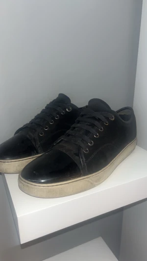 Lanvins  - INTRESSEKOLL - Lanvins - Storlek: 43 - Slitna men mycket kvar att ge, kan fräschas upp hos skomakare - Nypris: 5200kr - Mitt pris: 1499kr - hör av dig vid funderingar 💫