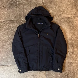 Fodrad Ralph Lauren Jacka  - Tja! säljer min riktigt schyssta raffe jacka som jag använde mycket förra vintern👏 Storlek M och i bra skick bortsett från en liten slitning på armen (se sista bilden) 🫡