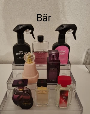 Parfym split Gourmand tester samples Bär vanilj jul vinter - Parfym split ☺️Just nu har jag bara 2ml dekanter, men det går så klart att köpa fler 🥰 Porto tillkommer med 22kr. Skriv gärna om ni vill köpa eller har frågor. Säljer också testers i andra kategorier på min profil 😊 Lush The Comforter 🫐🌿 15kr Lush Snow Fairy 🍧🍬 15kr Gucci Guilty Absolute 🌹🫐 30kr Jeanne Arthes Pavlova 🍓🥛 15kr Lalique Amethyst 🫐🍓 20kr Avon Far Away Rebel 🫐🍯 15kr Avon Imari Queen 🫐🌹 15kr Dolce Gabbana Pour Femme 🍓🍊 40kr