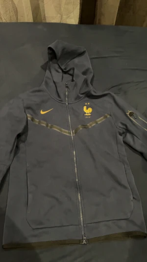 Nike tech fleece - Mörkblå Frankrike landslaget Nike tech fleece. Säljer den för att den passar inte mig. Pris går att diskuteras och den är äkta jag har legit checkat den.