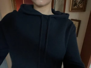 Mörkblå Soft Goat Kashmir hoodie - Mörkblå Soft Goat hoodie. Tröjan har långa ärmar med ribbade muddar och snörning vid halsen. Mjuk stickad känsla som gör den extra skön att bära. Använda ett X antal gånger, samt tvättats en del gånger. 