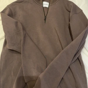 Brun half zip sweatshirt Jack & Jones - Säljer en brun sweatshirt från Jack & Jones med half zip framtill och hög krage. Oanvänd storlek xs 