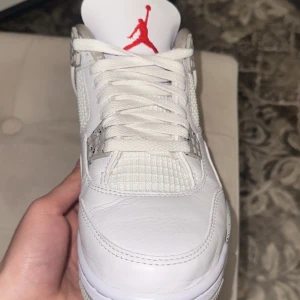Nike Air Jordan 4 White Oreo - Köpte dessa jordan 4’or ett par månader sedan. Använda 2 gånger pga för liten storlek. Har ej kvitto eller låda till de. Pris kan diskuteras 