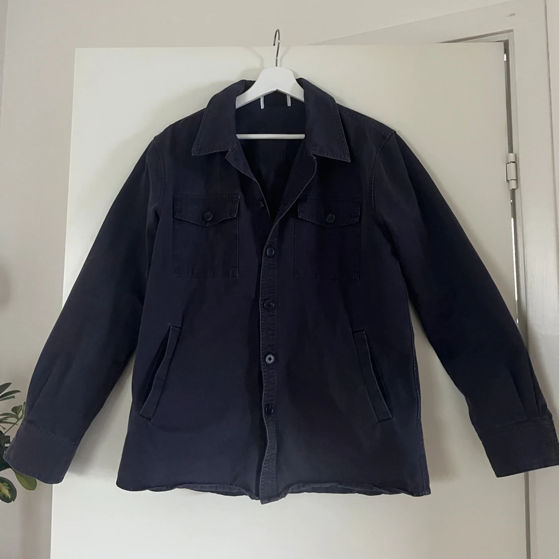 Mörkblå overshirt med knappar