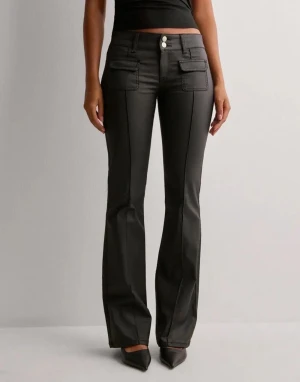 Nelly skinnbyxor - Low waist skinnbyxor från nelly som är slutsålda, endast testat 1 gång och storlek M men passar mig som är S💕