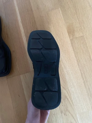 Svarta loafers från Ralf i skinn - Svarta loafers från Ralf med stilren design . Skorna är tillverkade i mjukt skinn och är i storlek 42. Mycket bra skick, knappt annvända. 