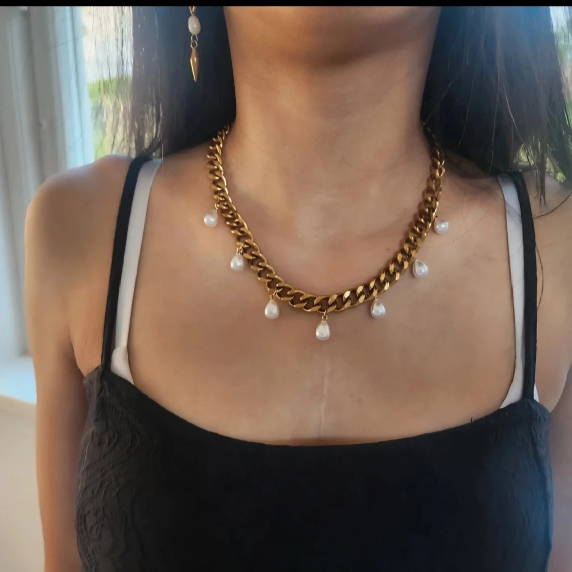 Guldpläterat halsband med droppformade pärlor - 1