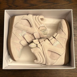  Isabel Marant skor i färgen ecru - Hejhej, säljer dessa super fina isabell Marant skor som jag köpte i somras och använt 2 gånger. Är väldigt rädd om de och nu när snön har börjat komma vill jag inte använda de så därför säljer jag de. De är i utmärkt skick. Storlek 38. Kvitto kan skickas vid intresse. 