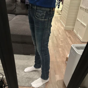 Replay Anbass aged 01 - Snygga Replay Anbass aged 01 i klassiska blå, dem har snygga slitningar och ”användning” jeansen är i toppenskick utan defekter, storlek 32/32 modellen är 191 och 74 men dem passar bättre för mindre, fler bilder finns och pris går att diskutera vid snabb affär✅