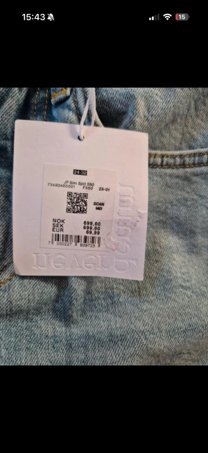 Slim Split ljusblå jeans från New Yorker - Slim Split jeans i ljusblå tvätt  midwaist och smala ben. Klassisk femficksmodell med komfortstretch och snygga slitsar vid bensluten. Perfekt passform och coola detaljer som kontrastsömmar och läderpatch bak.