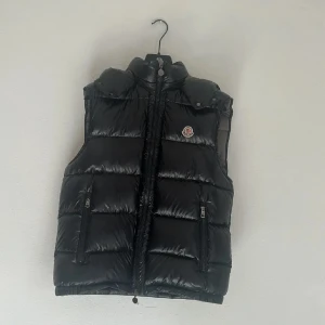Moncler väst - Snygg och skön moncler väst. Det är storlek 2/M. Skriv om ni har några frågor.