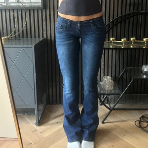 G-rise Jeans  - Säljer mina slutsålda G-Rise jeans då de inte kommer till användning längre. De är i storlek S tall💕 Innerbenslängden är ca 92 cm och kolla sista bilden för mer mått. Kostar 1200kr nypris och endast använda ca 3 gånger 