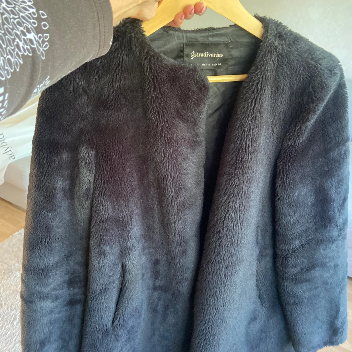 Svart pälsjacka från Stradivarius,S - 3