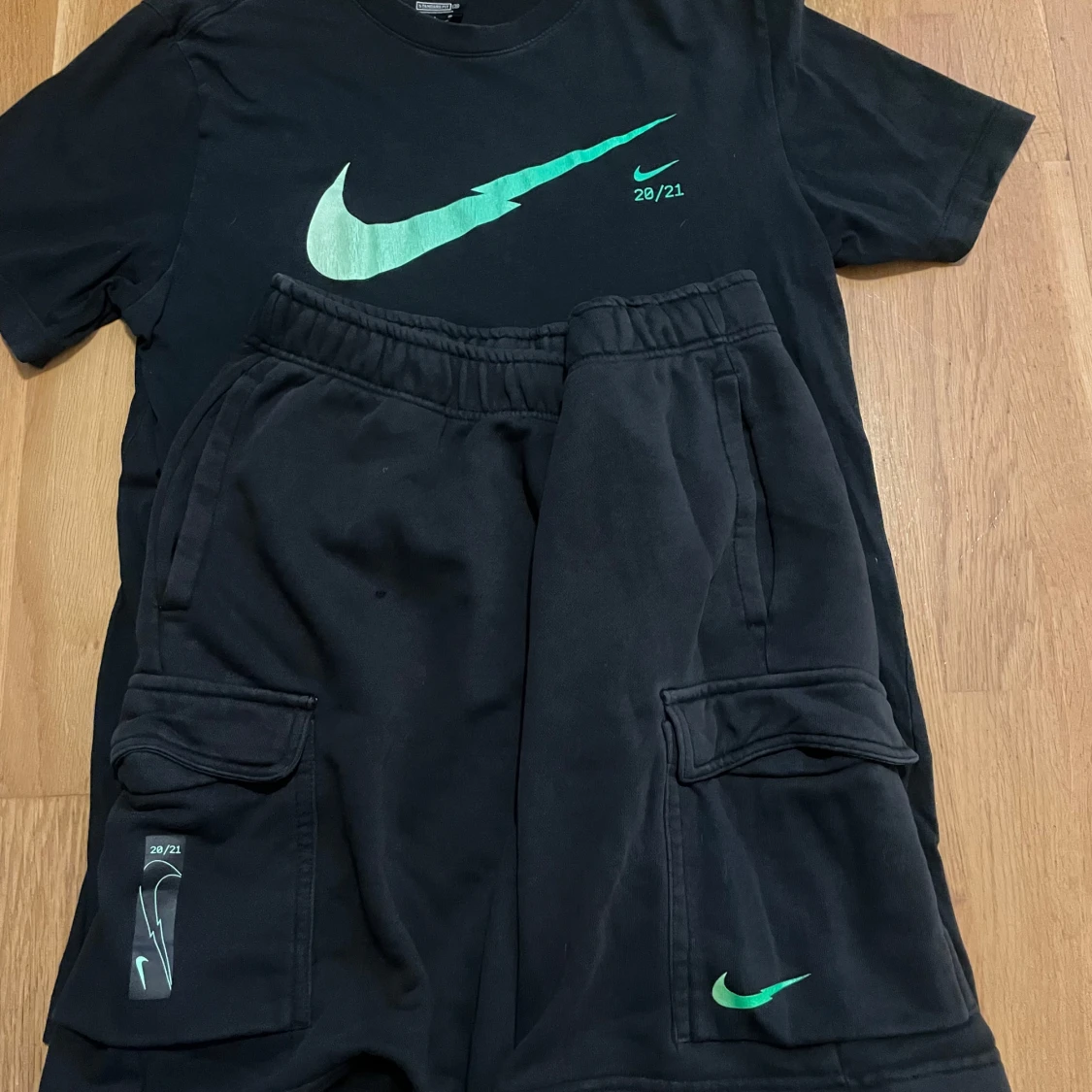 Svart Nike t-shirt med grön logga - 2