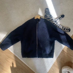 Intressekoll marinblå bomberjacka   - Intressekoll på min populära, slutsålda jacka från zara i boucle💕 