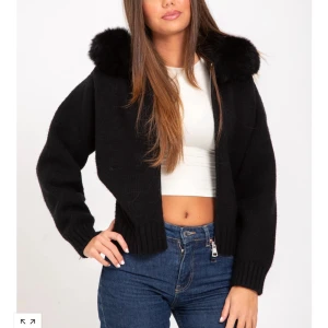 Kofta/jacka med pälsluva - Säljer min Alessa Fur jacket (inte äkta päls) som passar perfekt nu inför hösten och vintern! Den är i jätte bra skick och knappt använd. Nypris på den är 1400kr💗