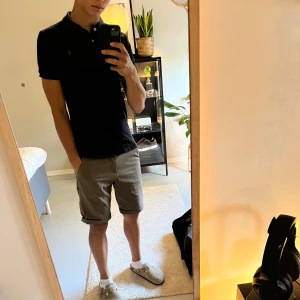 Mörkblå Polo Ralph Lauren piké  - Säljer en riktigt snygg piké från Ralph Lauren. Otroligt bekväm och passar till vad som helst. Skriv vid funderingar!😁