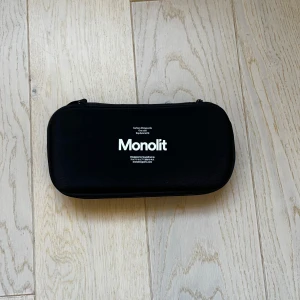 Monolit Carbon Shin Guards - Säljer ett par monolit benskydd i mycket bra skick. Mycket använda men har inga defekter. Kommer med box till.