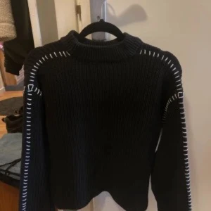 Svart stickad tröja från Gina Tricot - sååå söt tröja från gina tricot( stor i storlek) !!!💞💞kontakta för prisförslag!!
