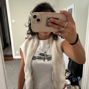 Beige fleeceväst från SOC - Säljer en mysig beige fleeceväst från SOC med dragkedja framtill!💕