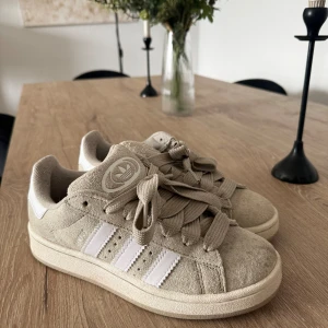 adidas Originals Campus 00s Dam - Bara använda ett par gånger. Köpta på JDsports i mars.