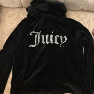 Juicy Couture  - juicy couture svart sett köpt från raglady. inte använd så mycket den är tvättad och i bra skick settet passar även i storlek L om man föredrar tightare sett 🖤 går inte ner i pris!