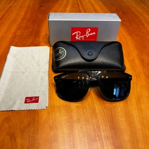 Svarta Ray-Ban Boyfriend solglasögon - Knappt använda RayBan boyfriend solglasögon. Kommer med box och allt därtill. Som sagt är de som nya. Skriv vid frågor! 