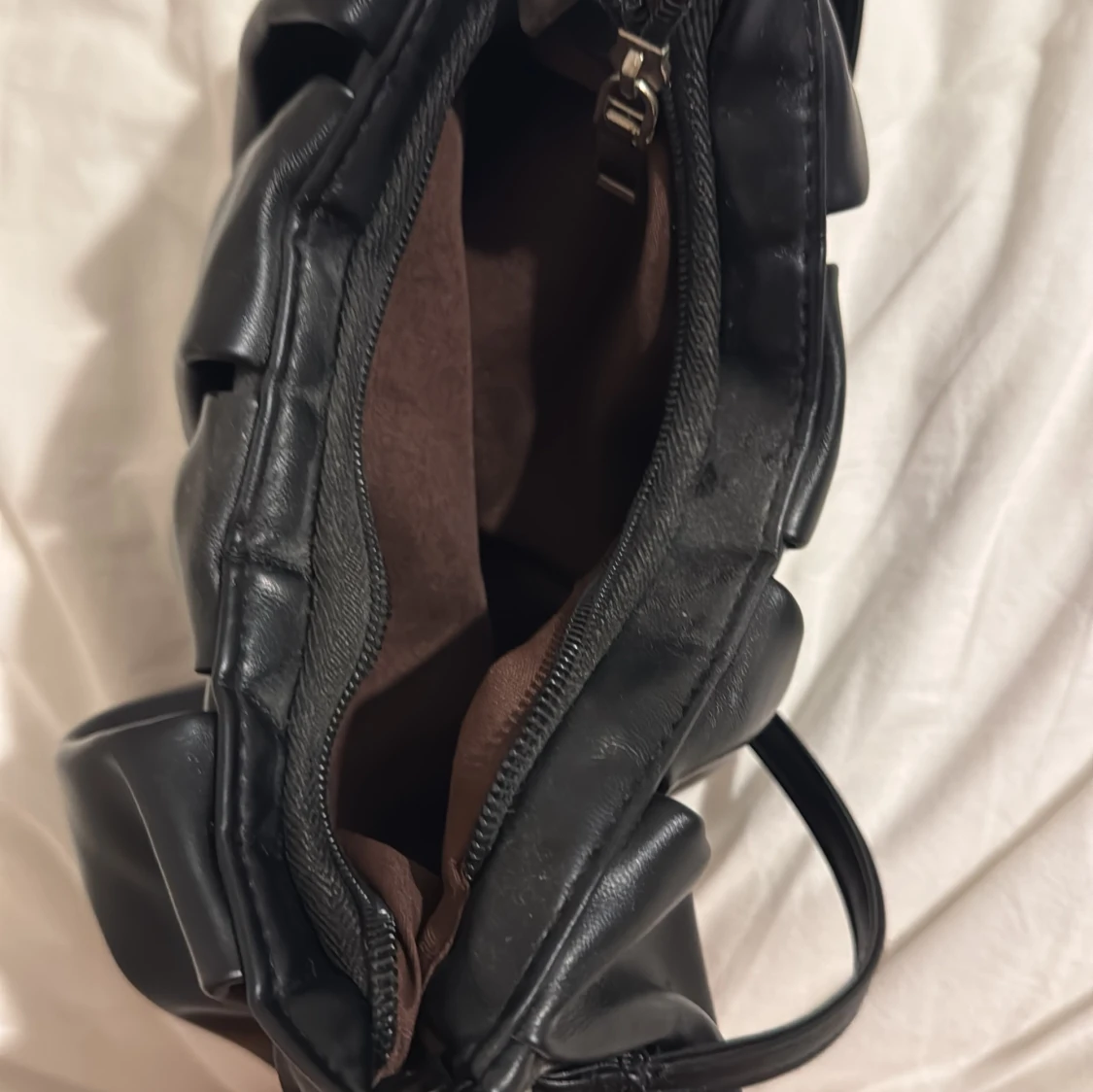 Svart axelväska i skinnimitation - 2